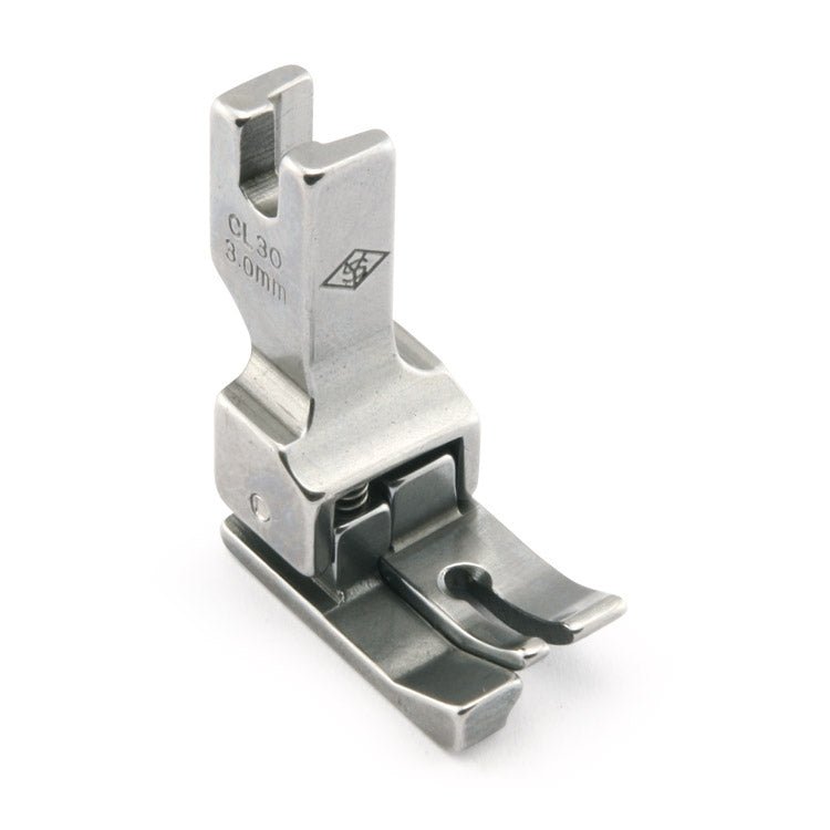 Image du pied-de-biche compensé gauche pour machine à coudre industrielle, 3,0 mm – disponible chez Šarlotes audumi