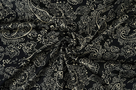 Satīns ar elastānu - elegants raksts uz melna fona 80 g/m²