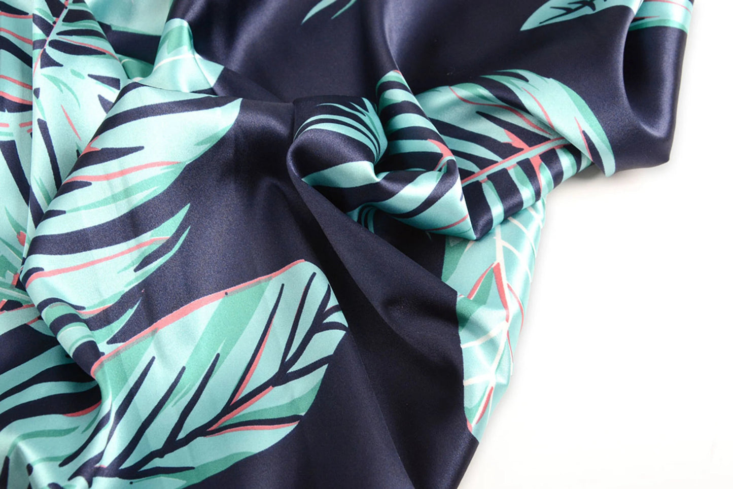 Satīns ar elastānu - lapas uz tumši zila fona 80 g/m²