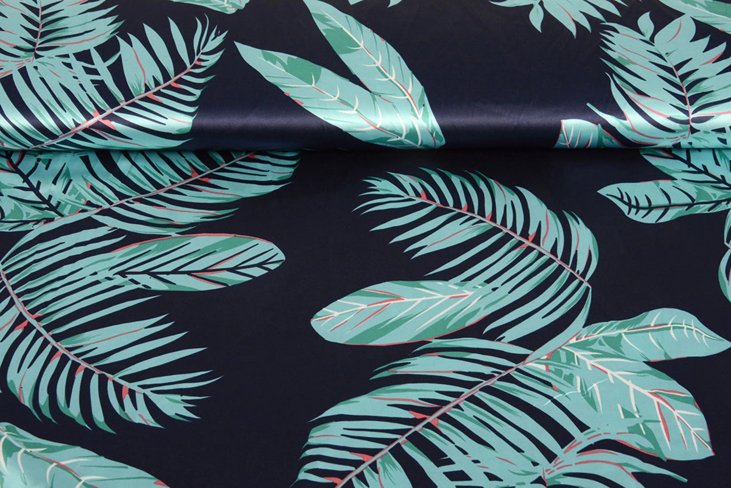 Satīns ar elastānu - lapas uz tumši zila fona 80 g/m²