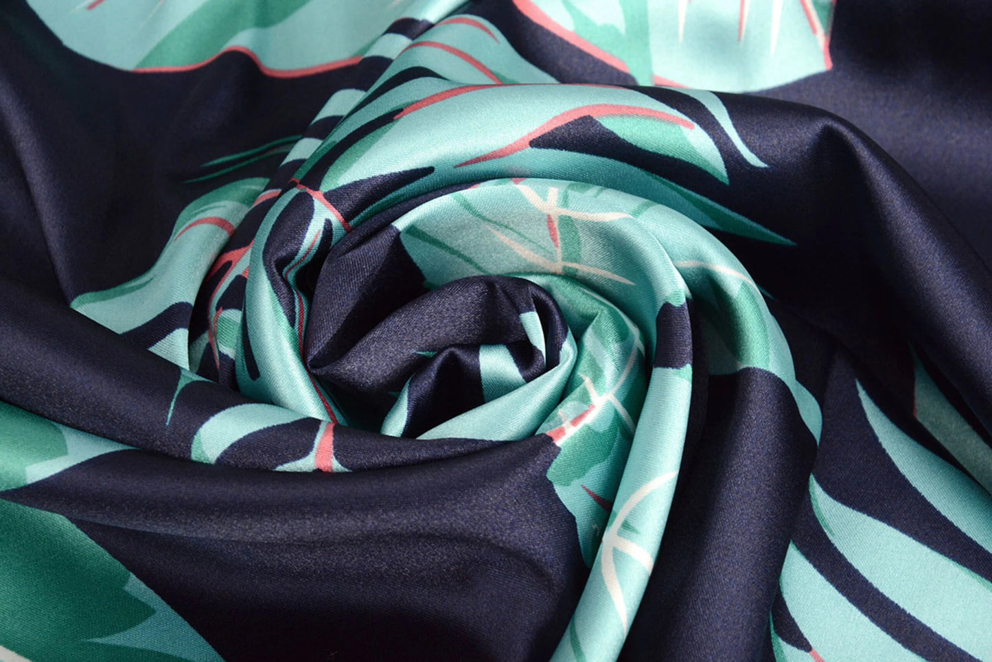 Satīns ar elastānu - lapas uz tumši zila fona 80 g/m²