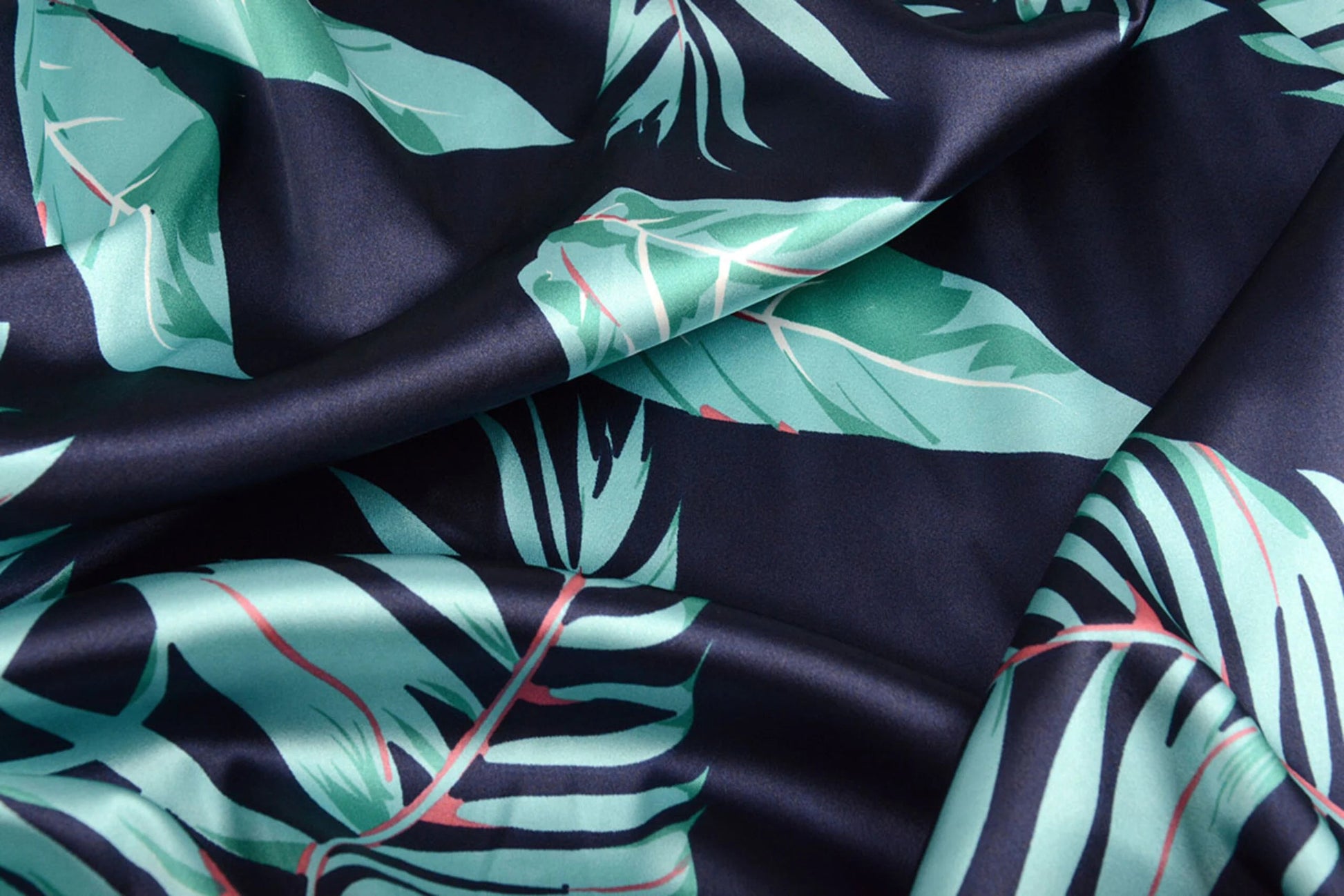 Satīns ar elastānu - lapas uz tumši zila fona 80 g/m²