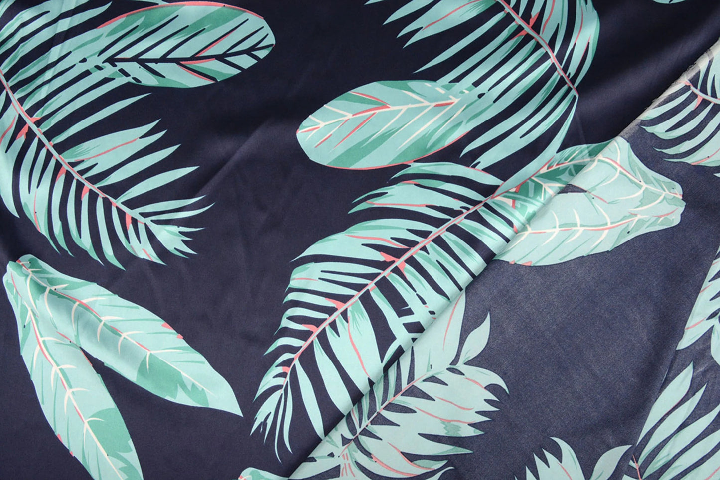 Satīns ar elastānu - lapas uz tumši zila fona 80 g/m²