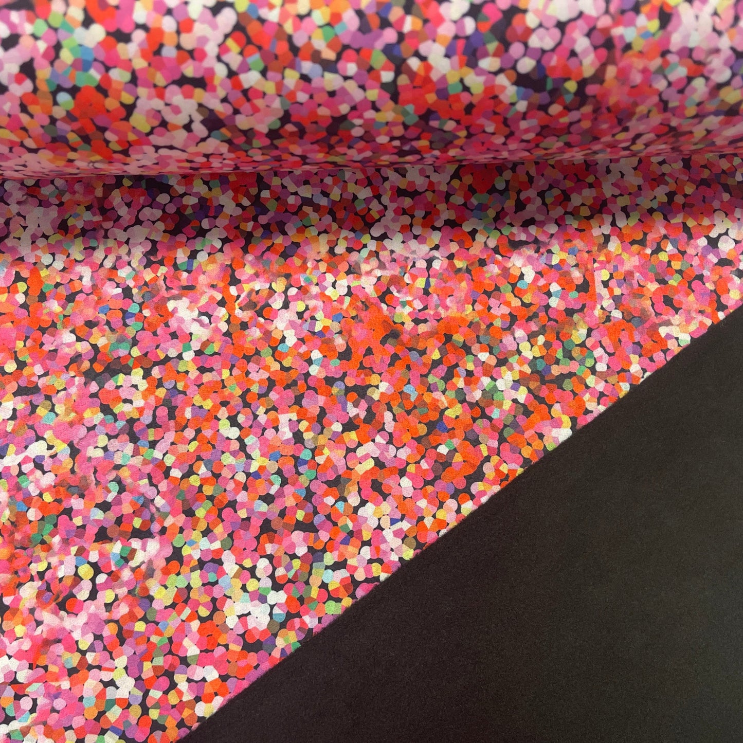 Softshell audums ar elastānu - sārts raksts 310 g/m²