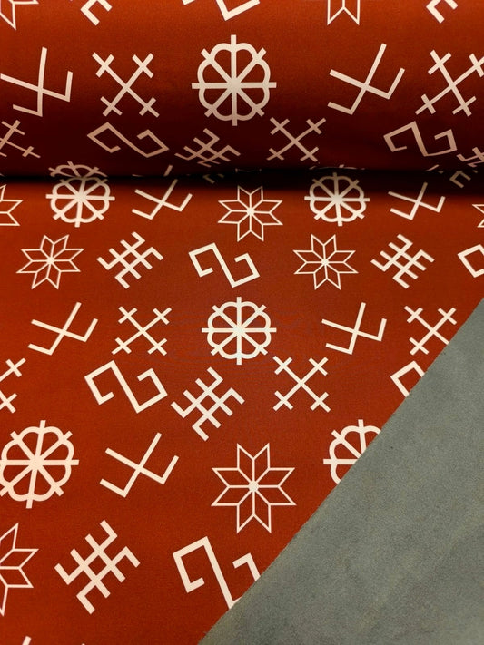 Softshell audums - ar latvju spēka zīmēm uz bruni sarkana fona 310 g/m²