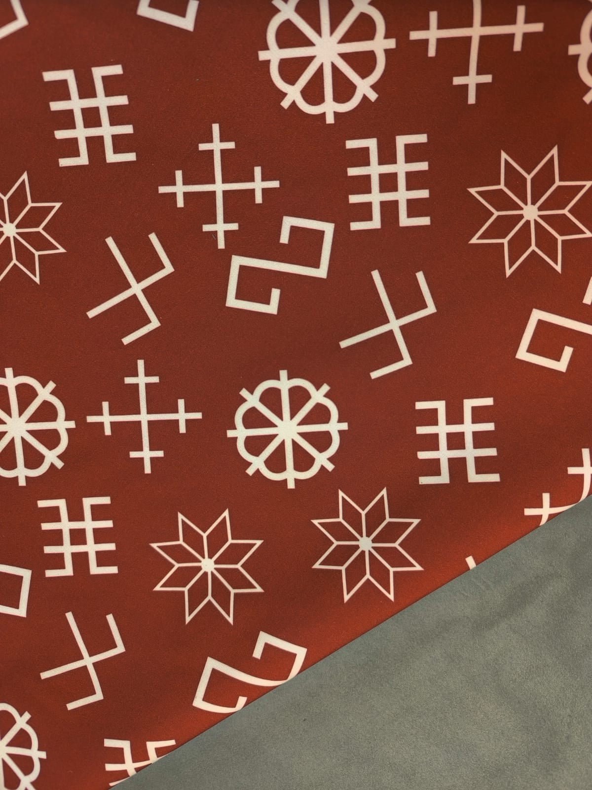 Softshell audums - ar latvju spēka zīmēm uz bruni sarkana fona 310 g/m²