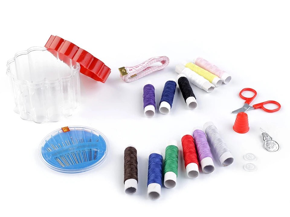 Attēls ar Šūšanas komplekts plastmasas kārbā – pieejams Šarlotes audumi