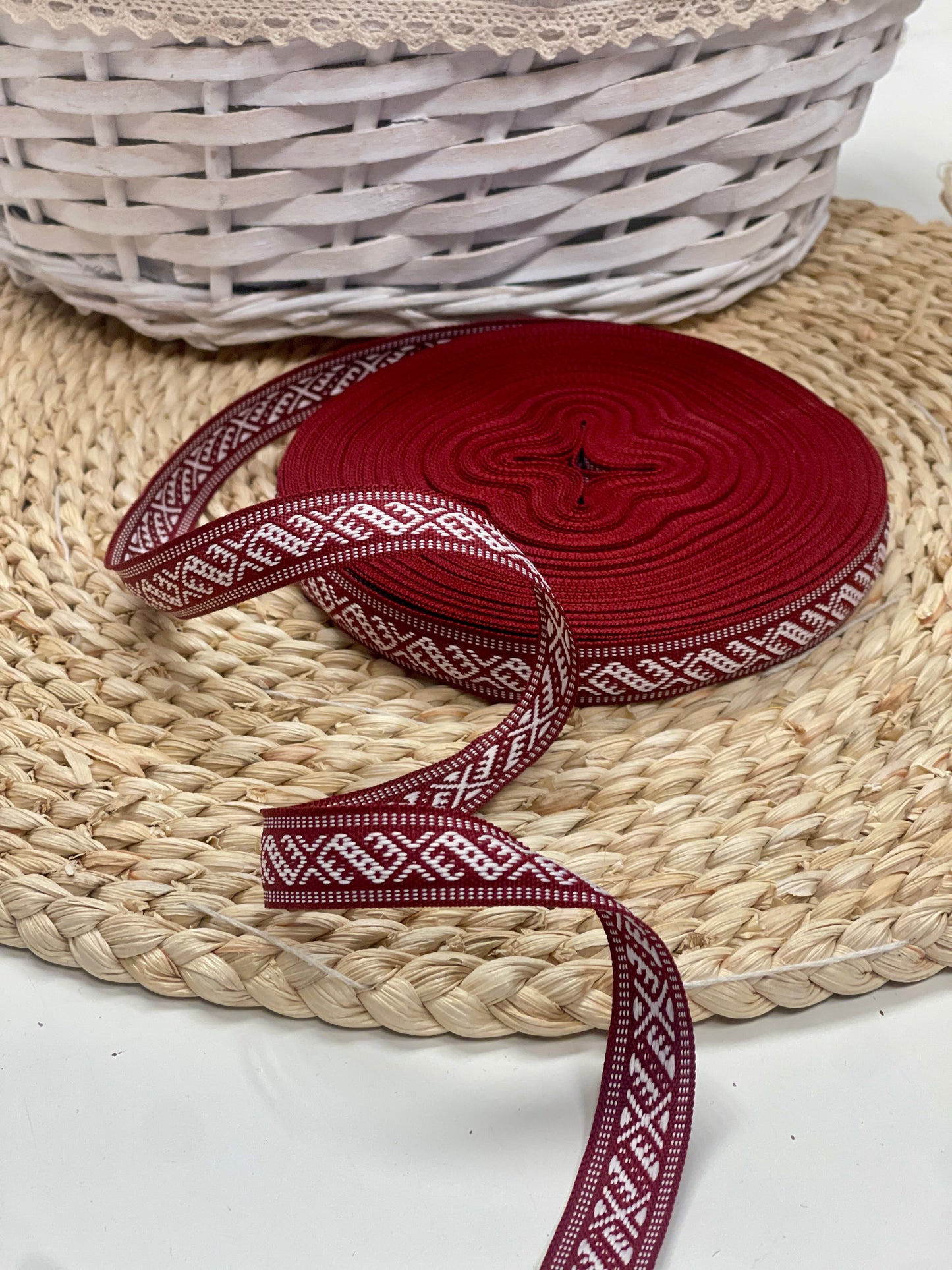 Tautiskā lente, josta 15mm - bordo ar baltu rakstu - LV