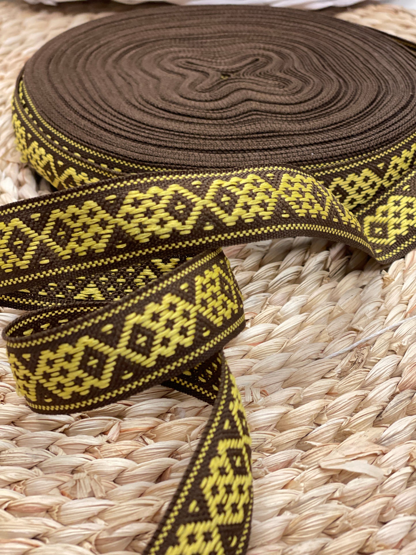 Tautiskā lente, josta 22mm - brūna ar dzeltenu - LV