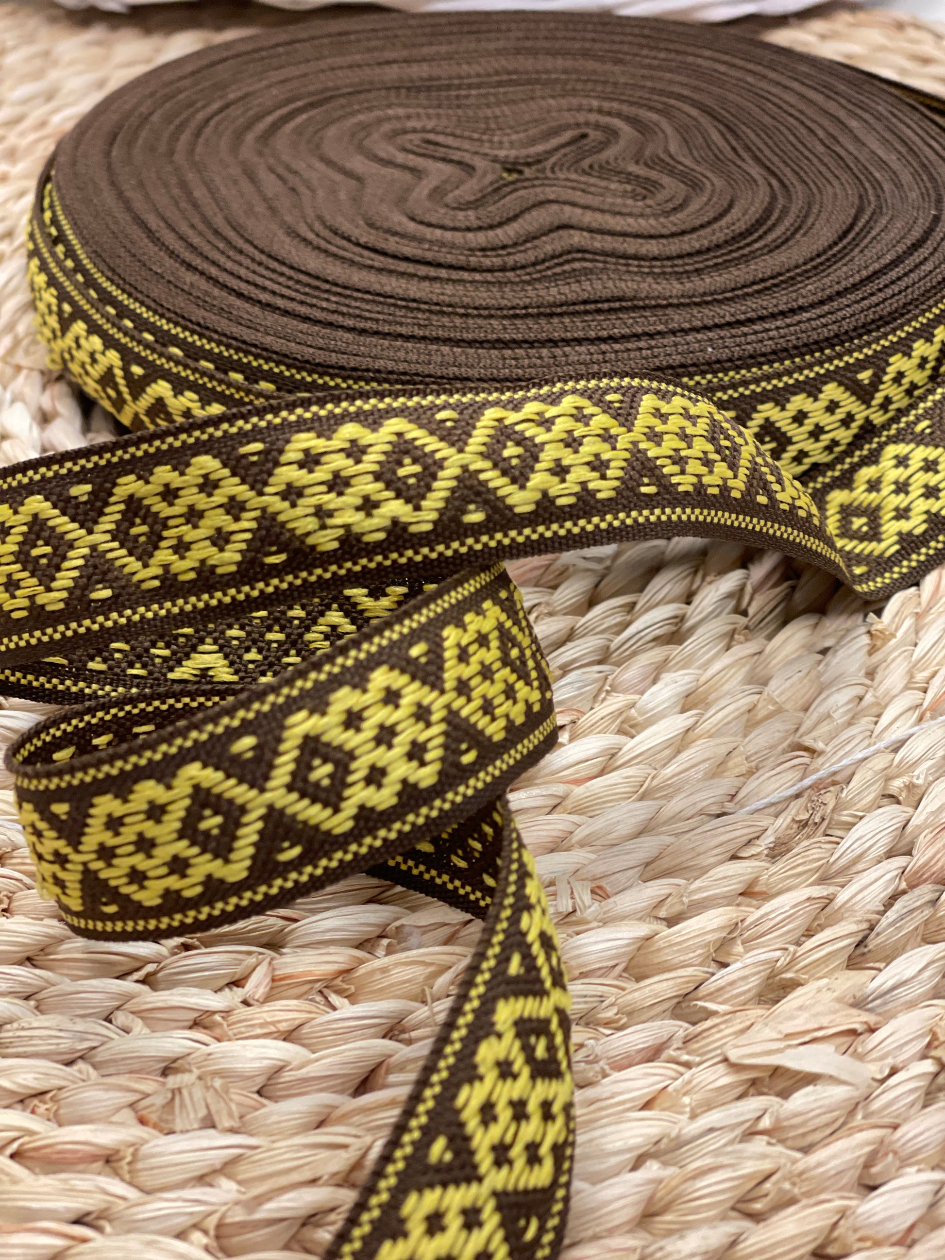 Tautiskā lente, josta 22mm - brūna ar dzeltenu - LV