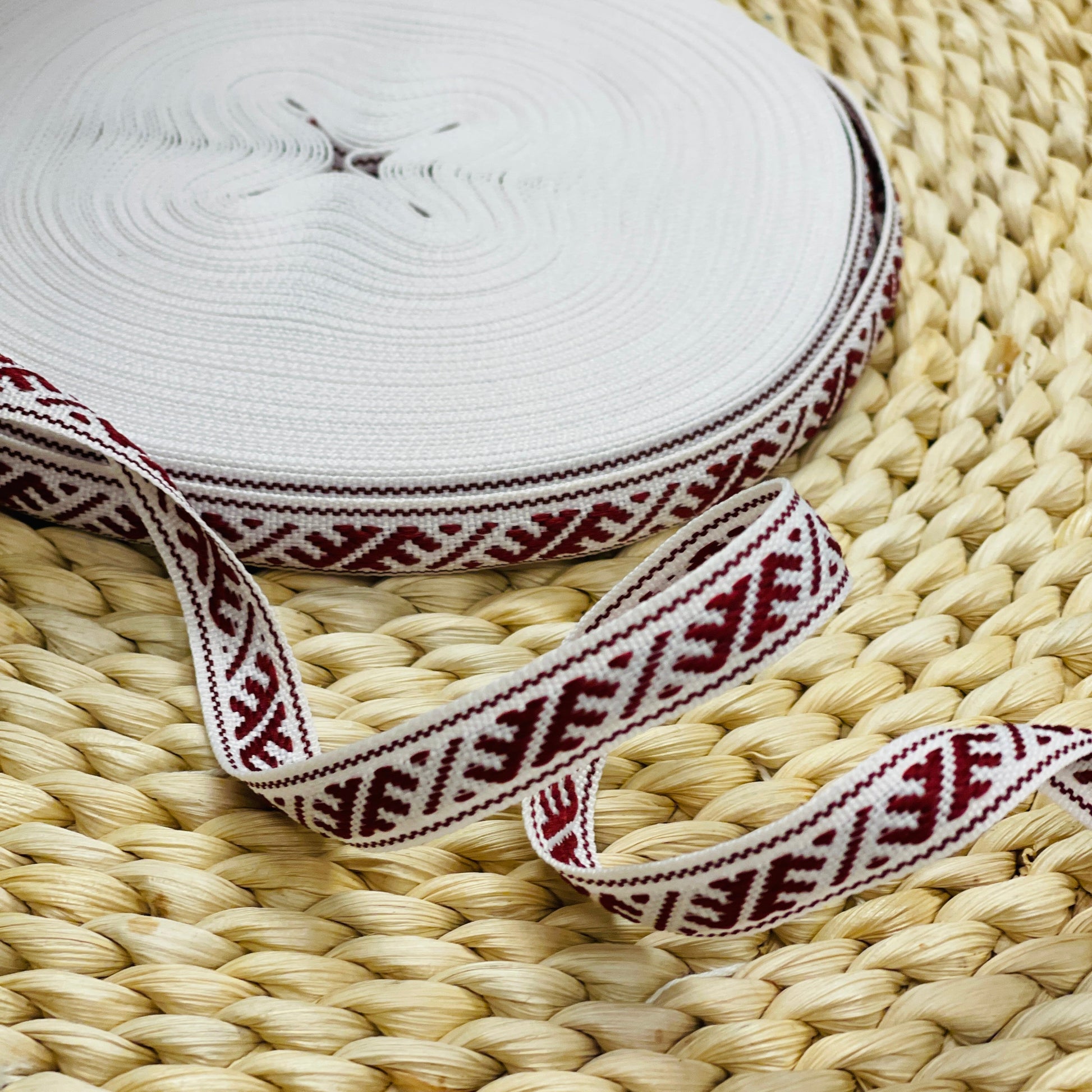 Tautiskā lente, josta Ūsiņš 12mm - bordo ar baltu - LV