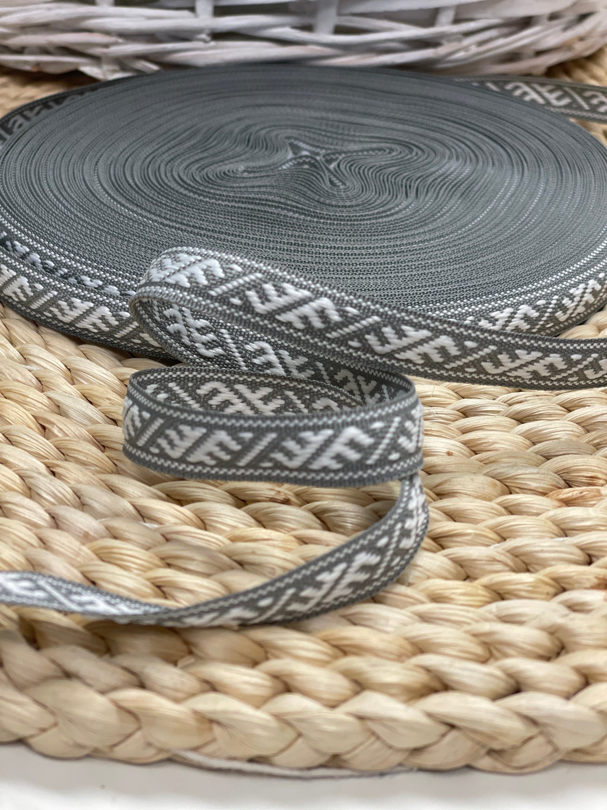 Tautiskā lente, josta Ūsiņš 12mm - pelēka ar baltu - LV