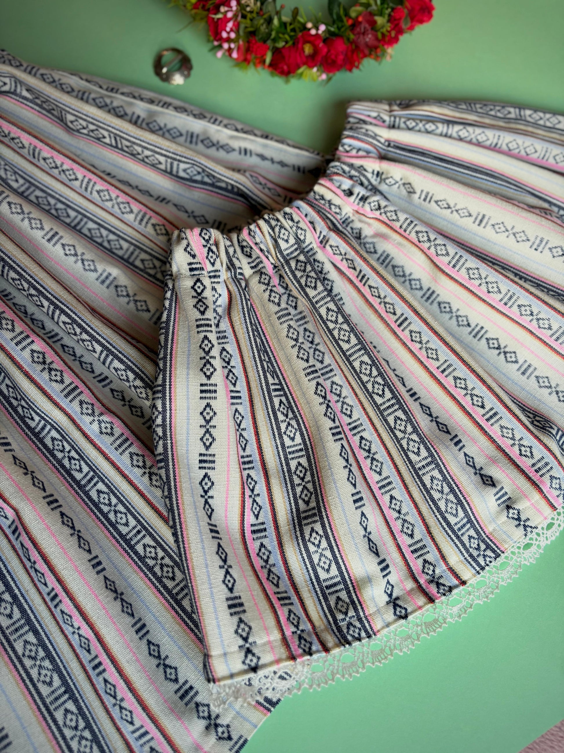 Tautiska raksta audums - gaišie toņi 200 g/m²