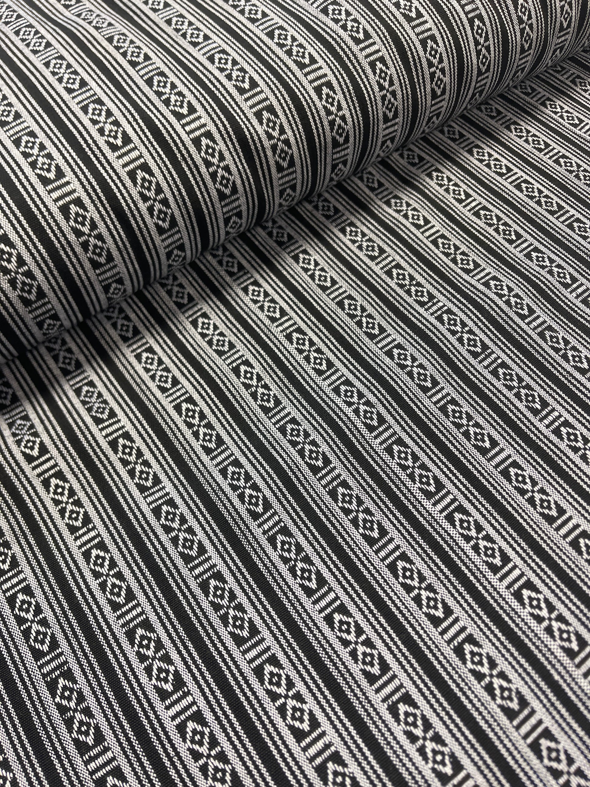 Attēls ar Tautiska raksta audums - melns ar baltu 200 g/m² – pieejams Šarlotes audumi