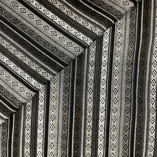 Tautiska raksta audums - melns ar pelēku 200 g/m²