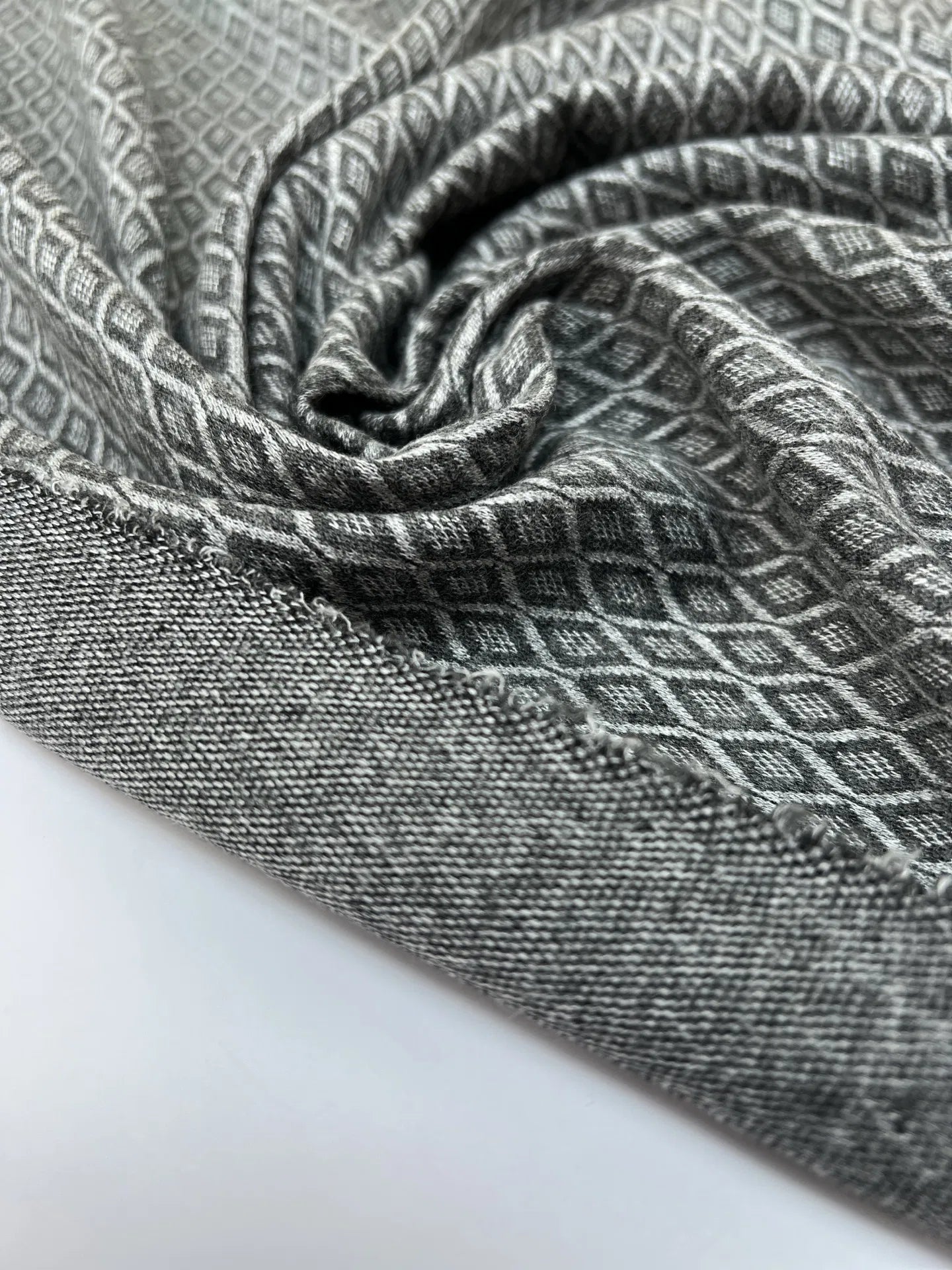 Vilnas žakards - ģeometrisks raksts 250 g/m²