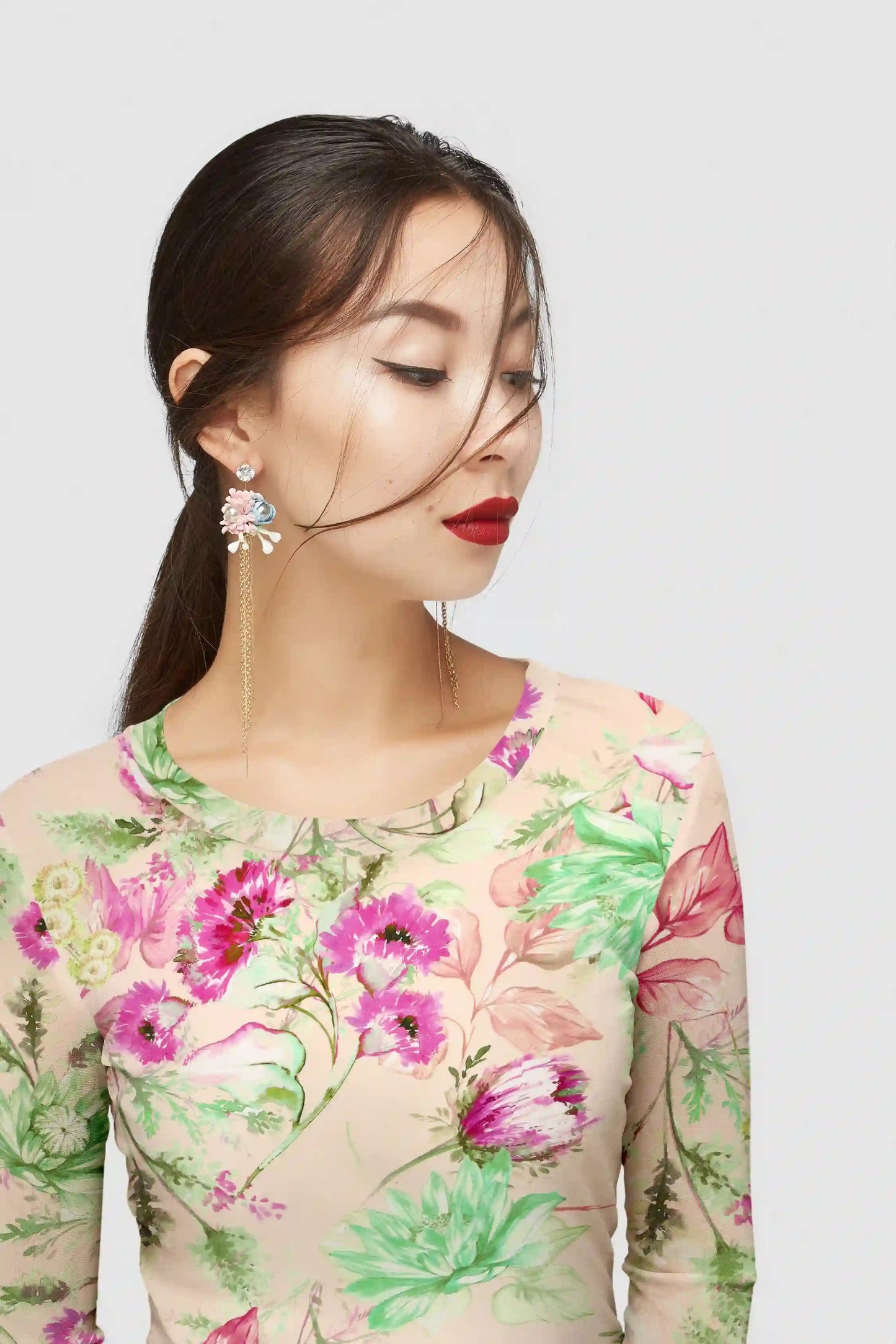 Attēls ar Viskozes trikotāža - ziedi 220 g/m² – pieejams Šarlotes audumi