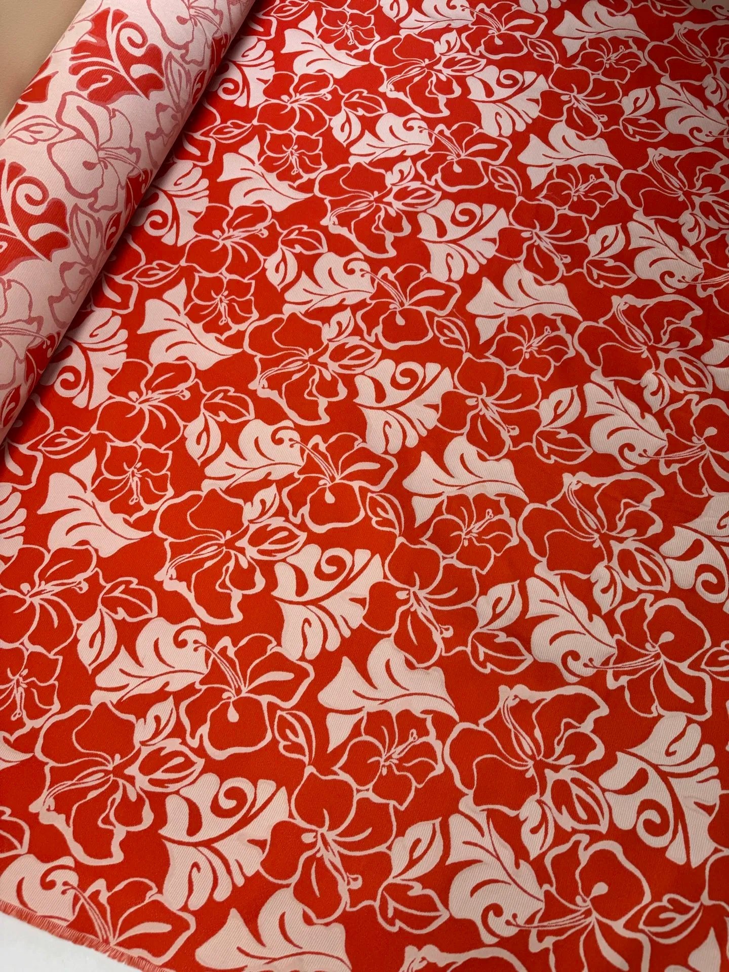 Zīda žakards - sarkans un bēšs ziedu raksts 105 g/m²