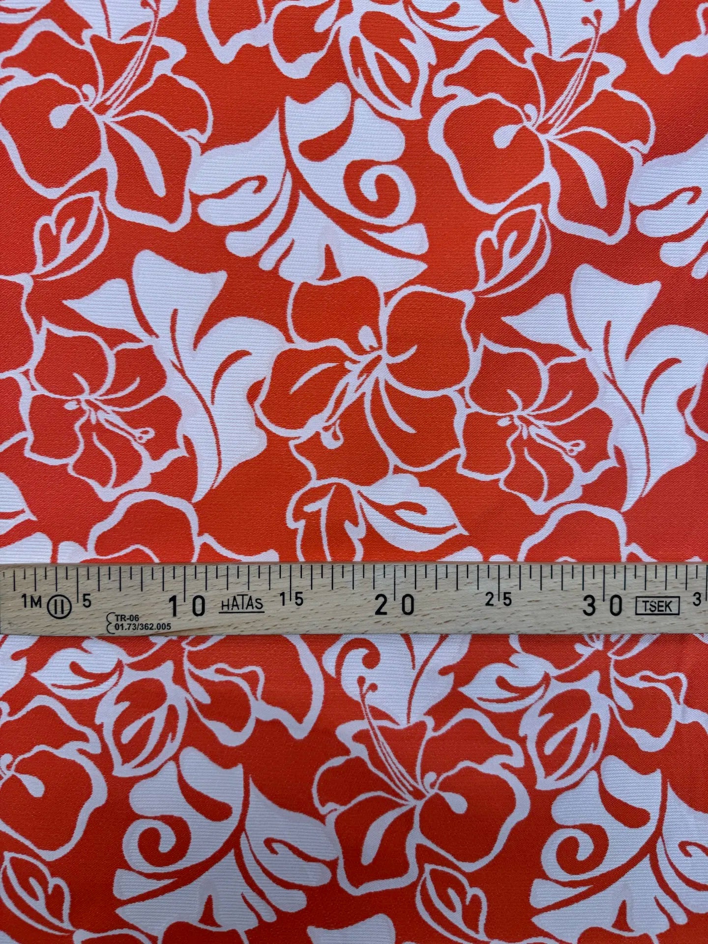 Zīda žakards - sarkans un bēšs ziedu raksts 105 g/m²