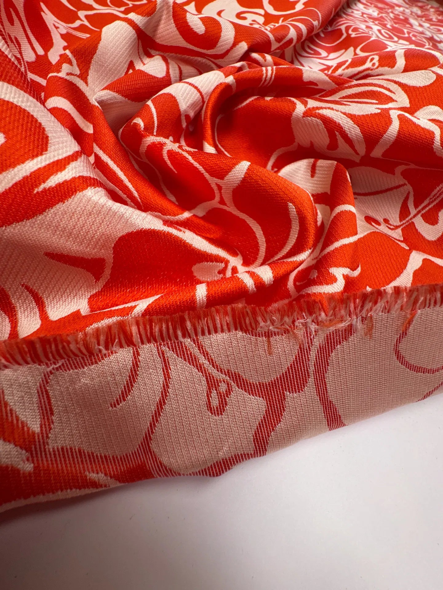 Zīda žakards - sarkans un bēšs ziedu raksts 105 g/m²