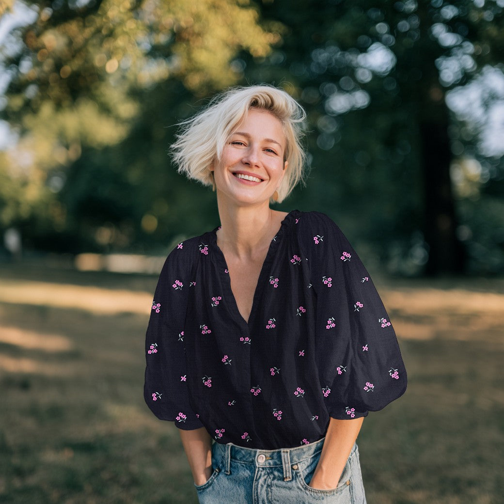 Muslīns-izšūtas puķes uz tumši zila fona 130 g/m²