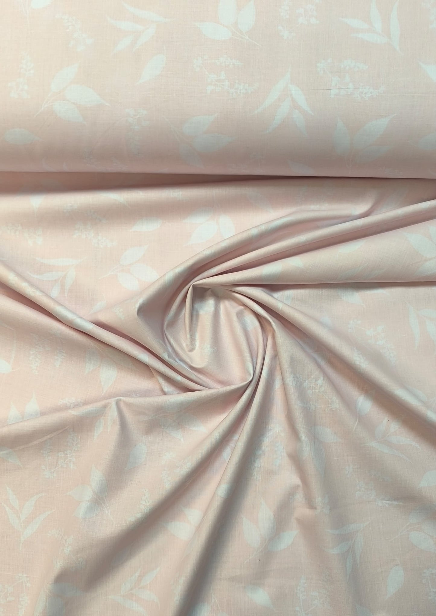 Attēls ar 100% Kokvilnas audums - baltas lapiņas uz rozā fona 125 g/m² – pieejams Šarlotes audumi