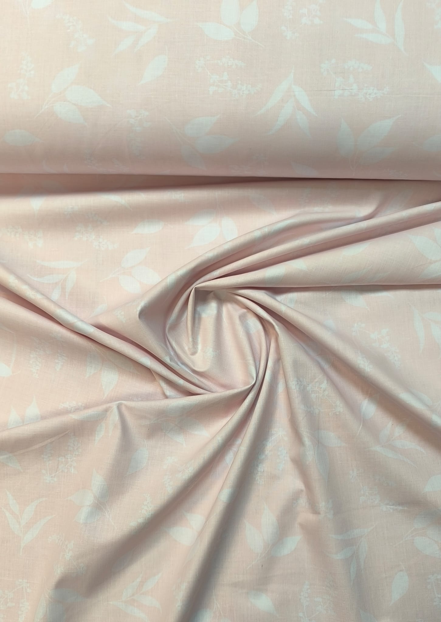 Attēls ar 100% Kokvilnas audums - baltas lapiņas uz rozā fona 125 g/m² – pieejams Šarlotes audumi