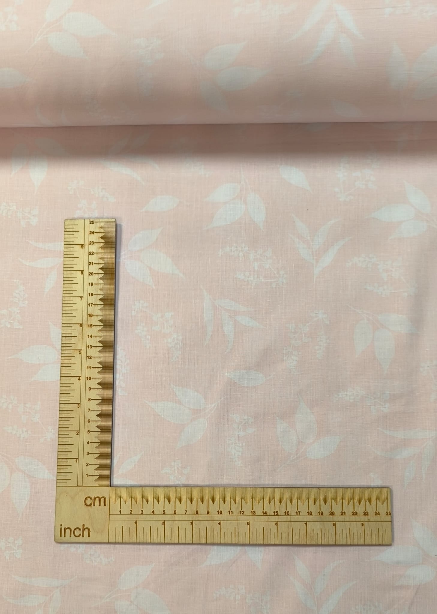 Attēls ar 100% Kokvilnas audums - baltas lapiņas uz rozā fona 125 g/m² – pieejams Šarlotes audumi