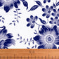 Attēls ar 100% Kokvilnas audums - baltas puķes uz zila 125 g/m² – pieejams Šarlotes audumi