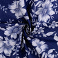 Attēls ar 100% Kokvilnas audums - baltas puķes uz zila 125 g/m² – pieejams Šarlotes audumi