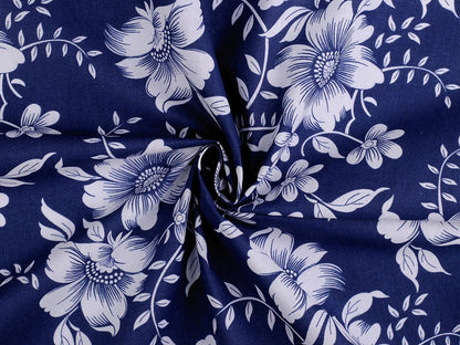 Image avec tissu 100 % coton - fleurs blanches sur fond bleu 125 g/m² – disponible chez Šarlotes audumi