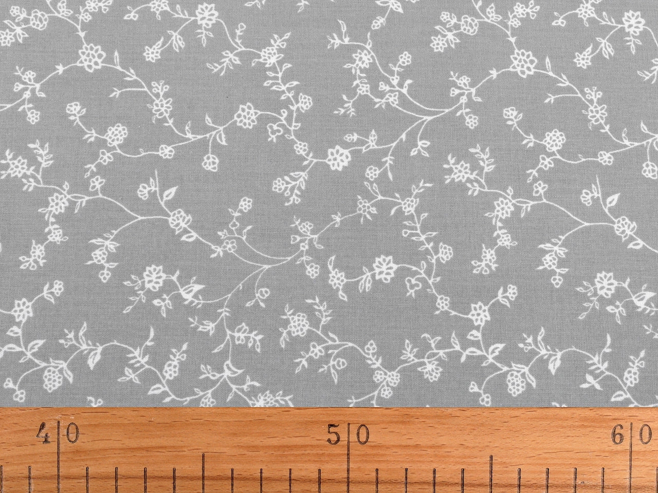 Attēls ar 100% Kokvilnas audums - baltas ziedošas stīgas uz karaliski zila 125 g/m² – pieejams Šarlotes audumi