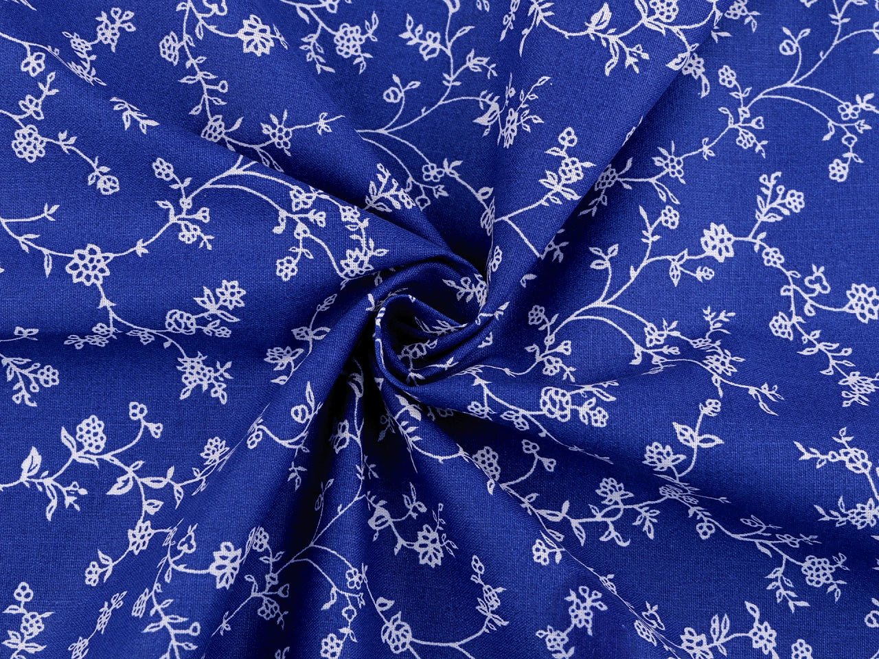 Attēls ar 100% Kokvilnas audums - baltas ziedošas stīgas uz karaliski zila 125 g/m² – pieejams Šarlotes audumi
