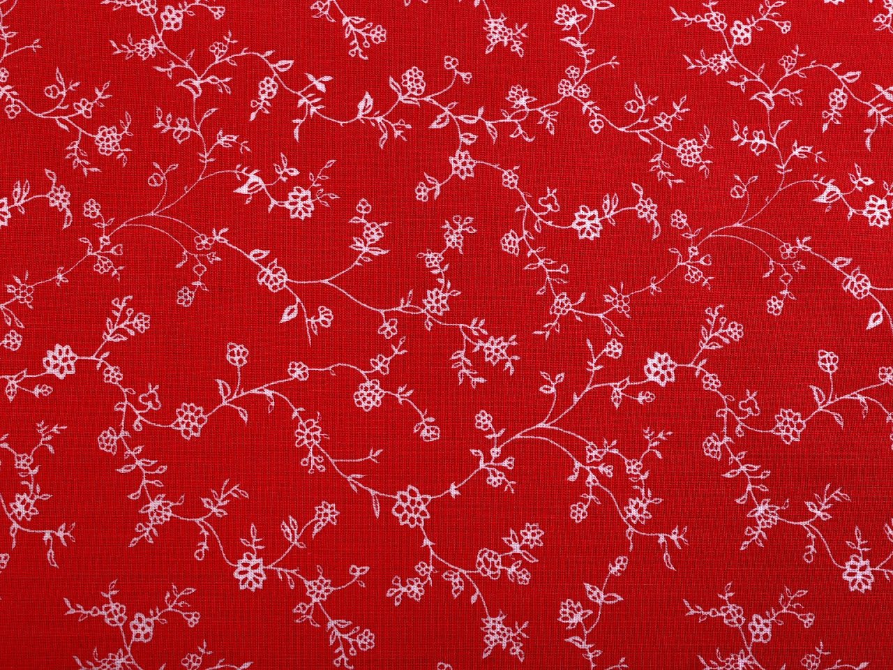Attēls ar 100% Kokvilnas audums - baltas ziedošas stīgas uz sarkana 125 g/m² – pieejams Šarlotes audumi