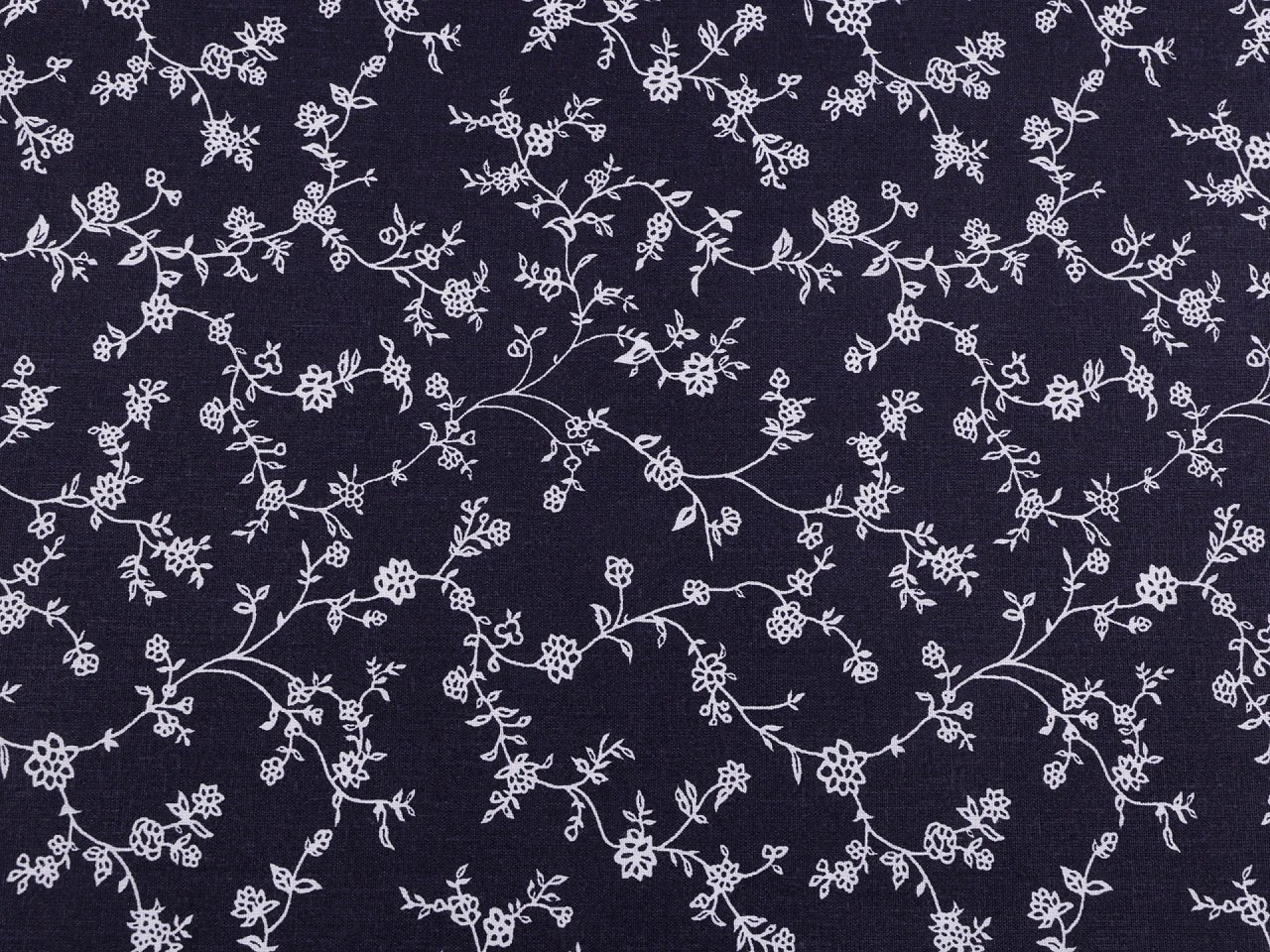 Attēls ar 100% Kokvilnas audums - baltas ziedošas stīgas uz tumši zila 125 g/m² – pieejams Šarlotes audumi