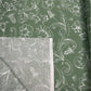 Attēls ar 100% Kokvilnas audums - baltas ziedu ēnas uz zaļa 125 g/m² – pieejams Šarlotes audumi
