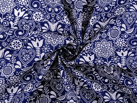 Attēls ar 100% Kokvilnas audums - balts raksts uz tumši zila 110 g/m² – pieejams Šarlotes audumi