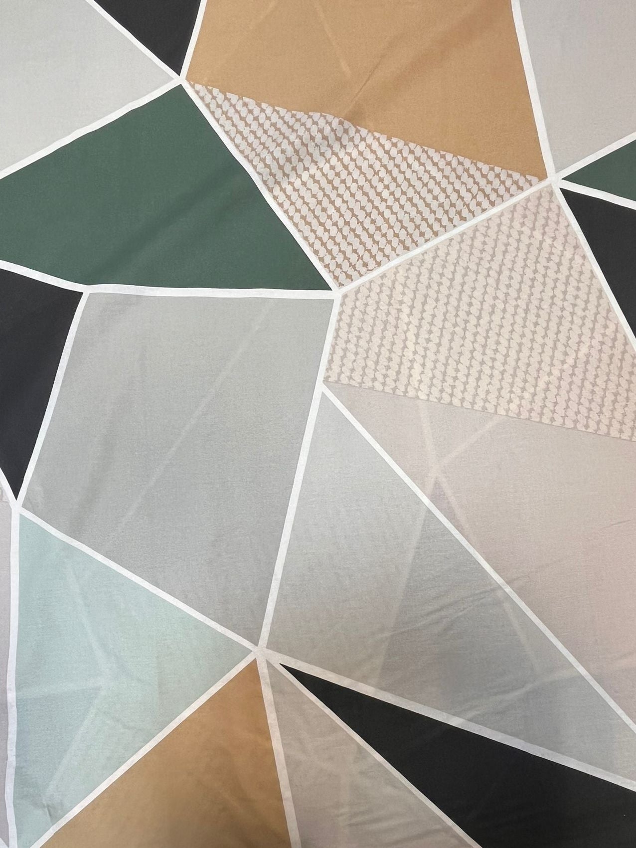 Attēls ar 100% Kokvilnas audums - ģeometriskie trijstūri 220cm 130 g/m² – pieejams Šarlotes audumi
