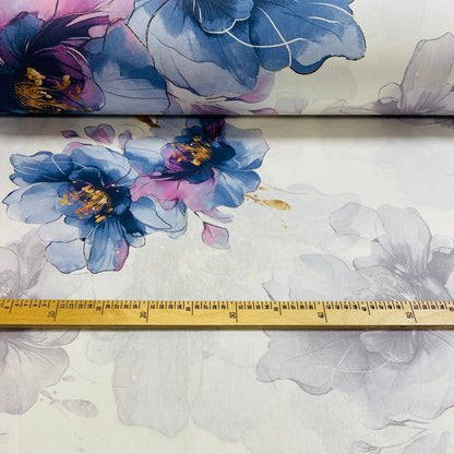 Image du tissu 100 % coton - fleurs indigo 220 cm 146 g/m² – disponible chez Šarlotes audumi