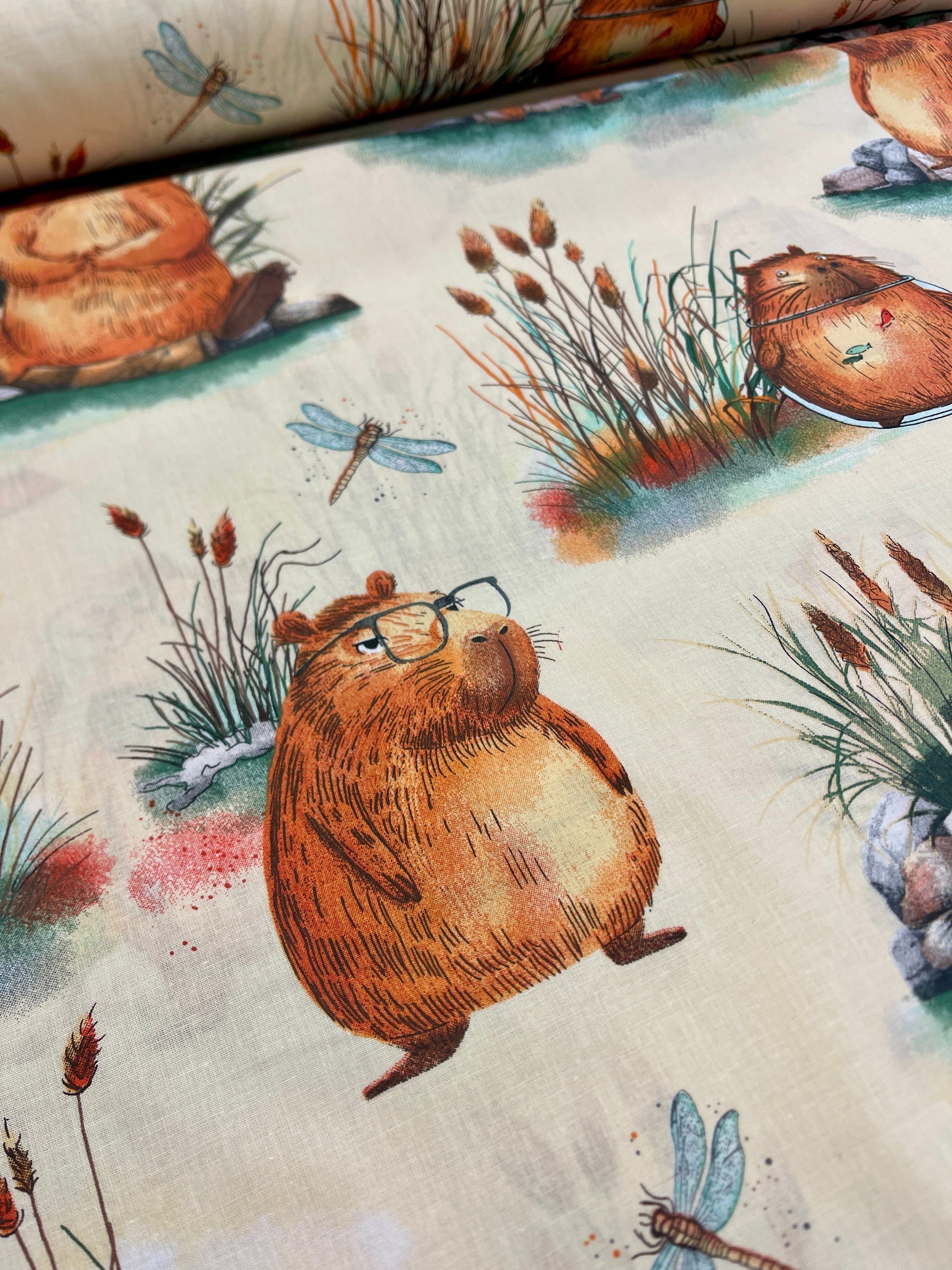 Attēls ar 100% Kokvilnas audums - kapibaras 125 g/m – pieejams Šarlotes audumi