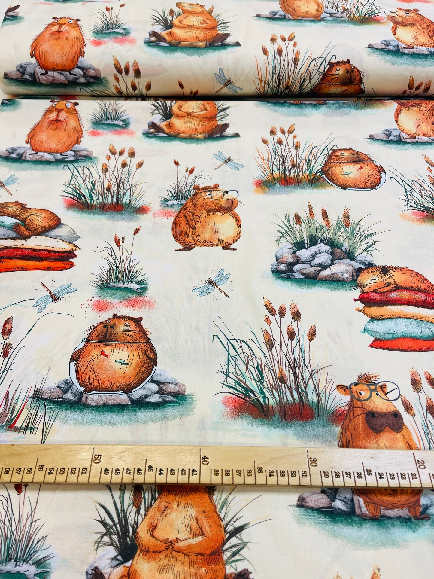 Attēls ar 100% Kokvilnas audums - kapibaras 125 g/m – pieejams Šarlotes audumi