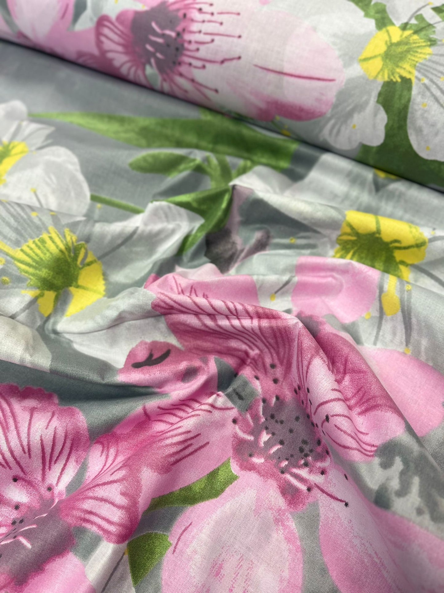 Image en tissu 100 % coton - fleurs de cerisier 125 g/m² – disponible chez Šarlotes audumi