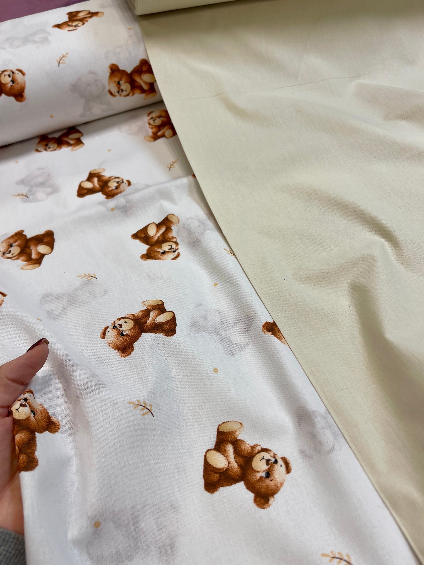 Attēls ar 100% Kokvilnas audums - lācīši uz balta fona 125 g/m – pieejams Šarlotes audumi