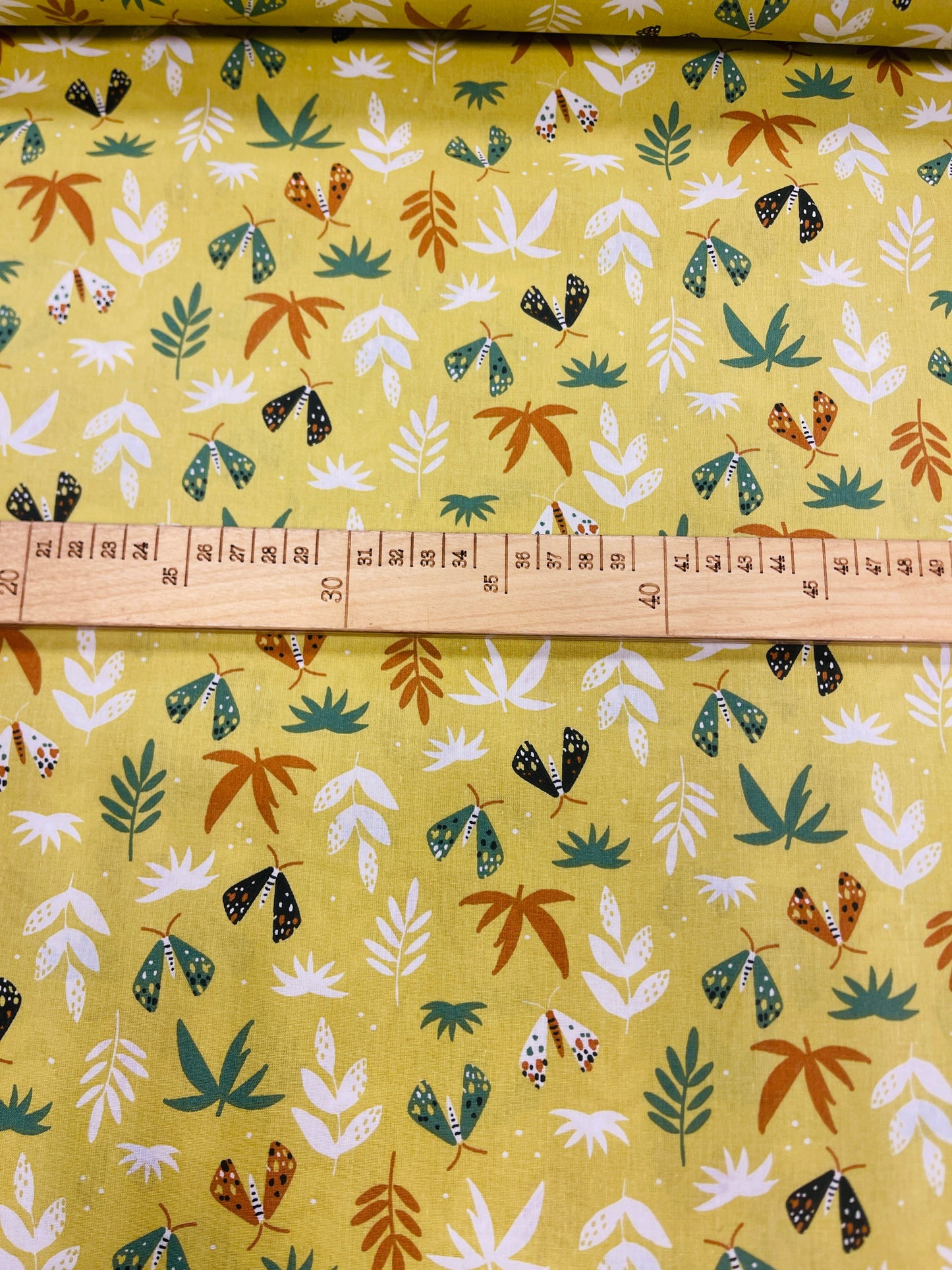 Attēls ar 100% Kokvilnas audums - lapiņas uz dzeltenzaļa fona 125 g/m² – pieejams Šarlotes audumi