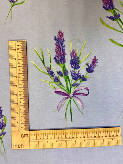 Attēls ar 100% Kokvilnas audums - lavandas zariņi gaiši zils 220cm 130 g/m² – pieejams Šarlotes audumi