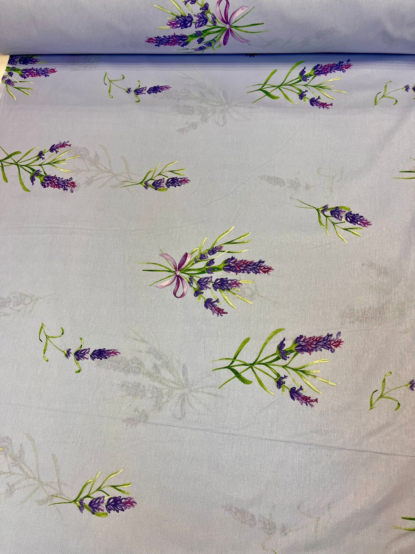 Attēls ar 100% Kokvilnas audums - lavandas zariņi gaiši zils 220cm 130 g/m² – pieejams Šarlotes audumi