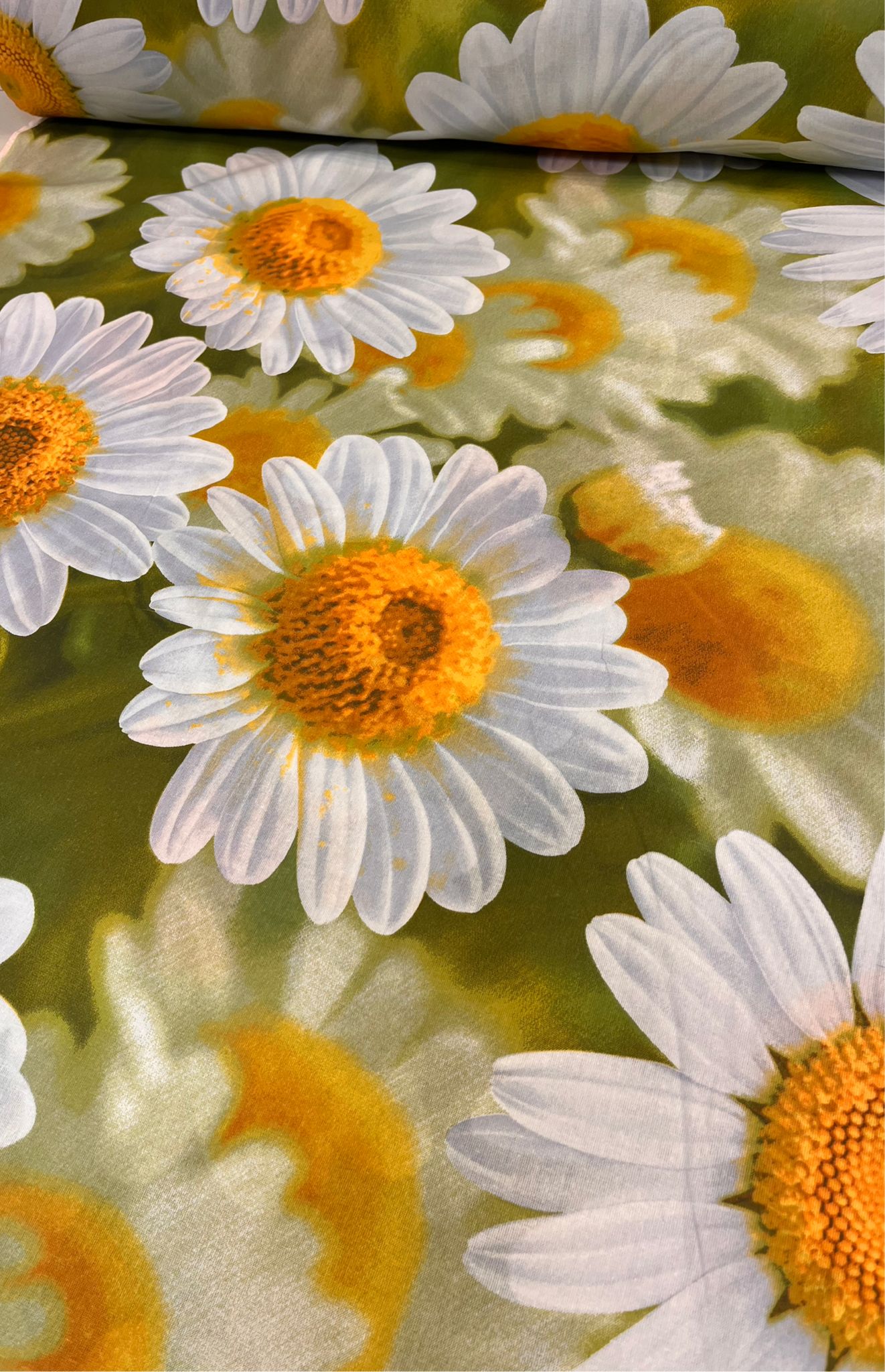 Attēls ar 100% Kokvilnas audums - lielās margrietiņas 220cm 130 g/m² – pieejams Šarlotes audumi