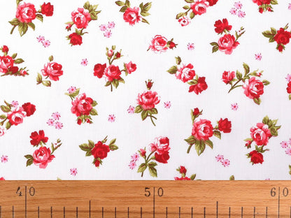 Image de tissu 100 % coton à petites roses noires, 125 g/m² – disponible chez Šarlotes audumi