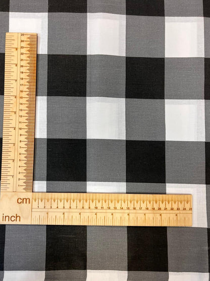Image de tissu 100 % coton noir et blanc à carreaux 125 g/m² – disponible chez Šarlotes audumi