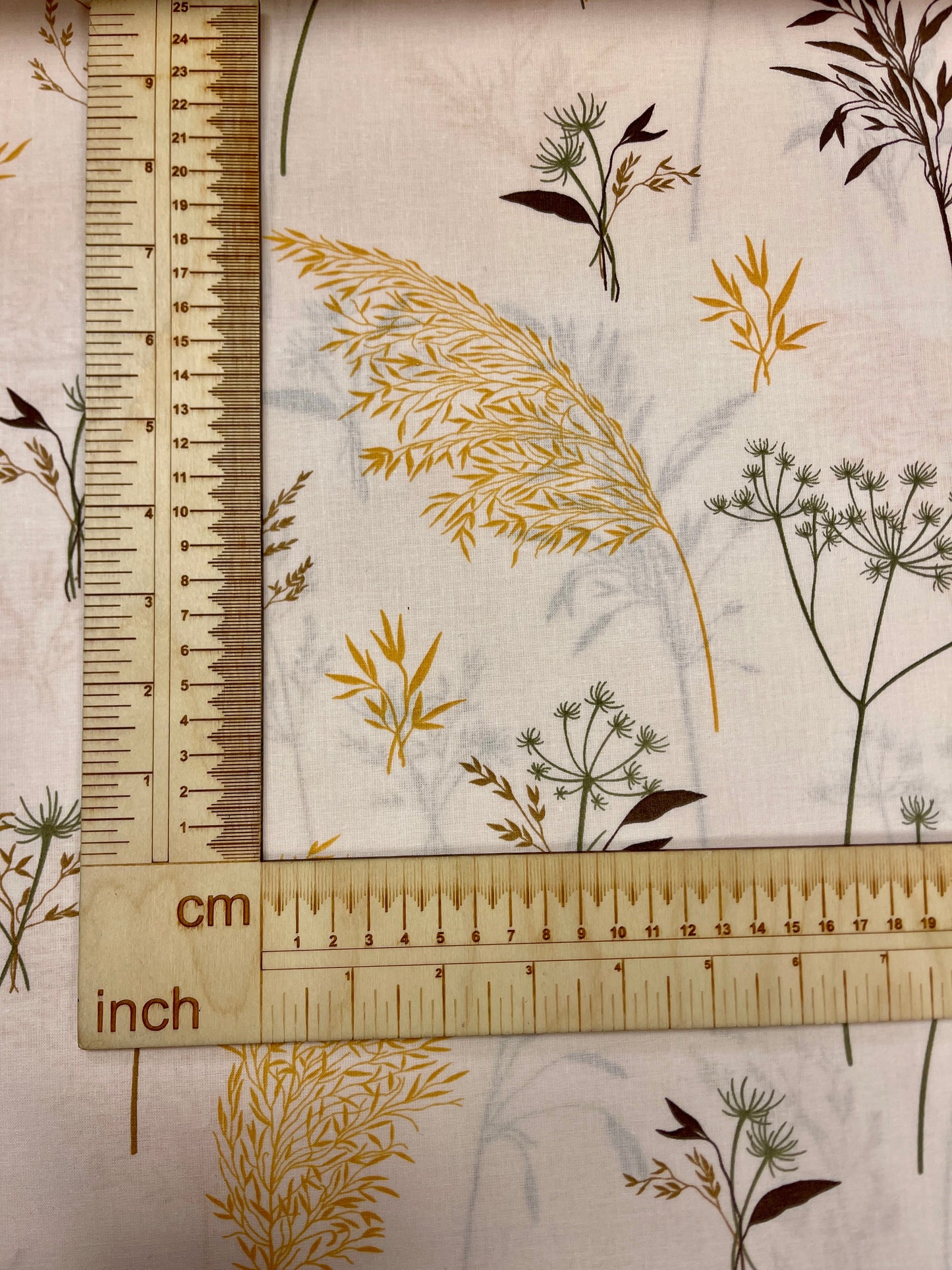 Attēls ar 100% Kokvilnas audums - pļavas zālītes uz bēša fona 125 g/m – pieejams Šarlotes audumi